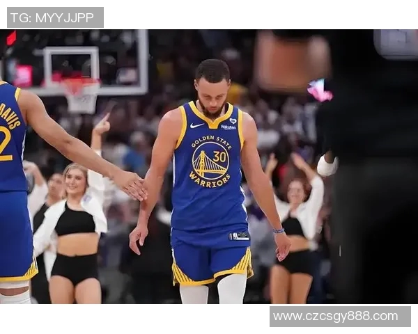 库里单场51分领衔勇士逆袭小牛展现超级球星风采